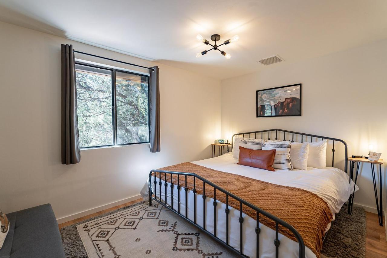 The Pine House - Cozy Mid-Century Modern, Pet-Friendly别墅 外观 照片