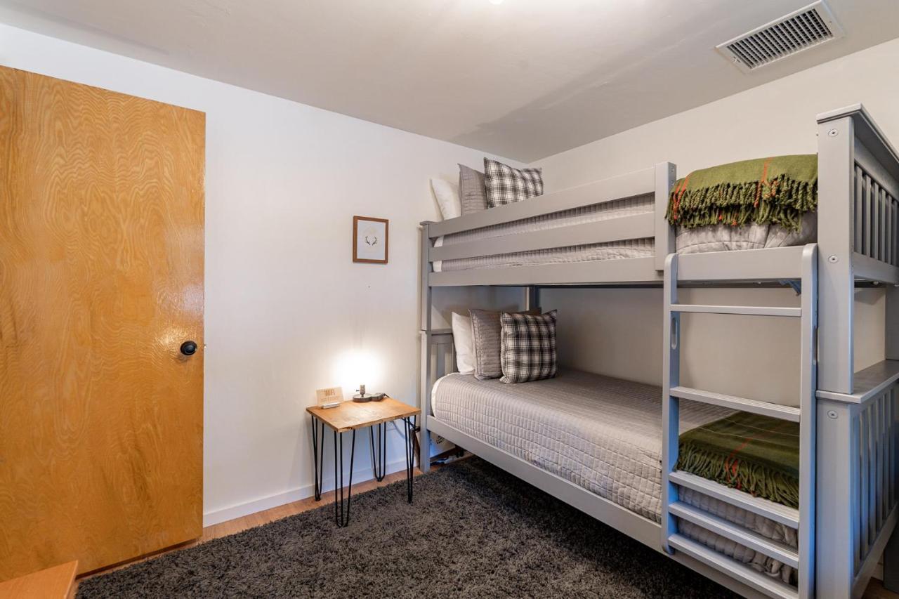 The Pine House - Cozy Mid-Century Modern, Pet-Friendly别墅 外观 照片